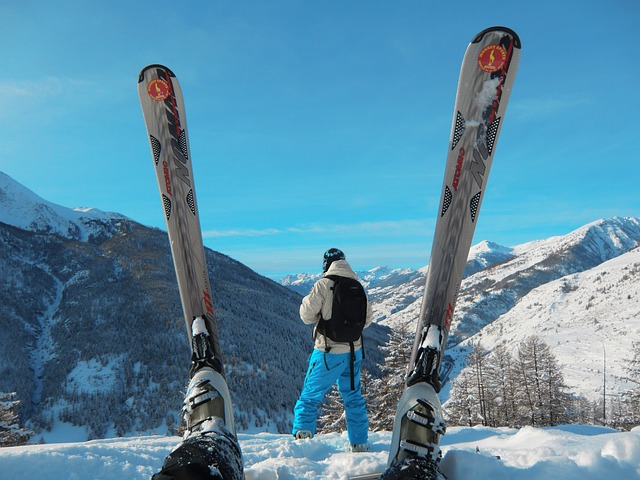 Skieur entre 2 skis