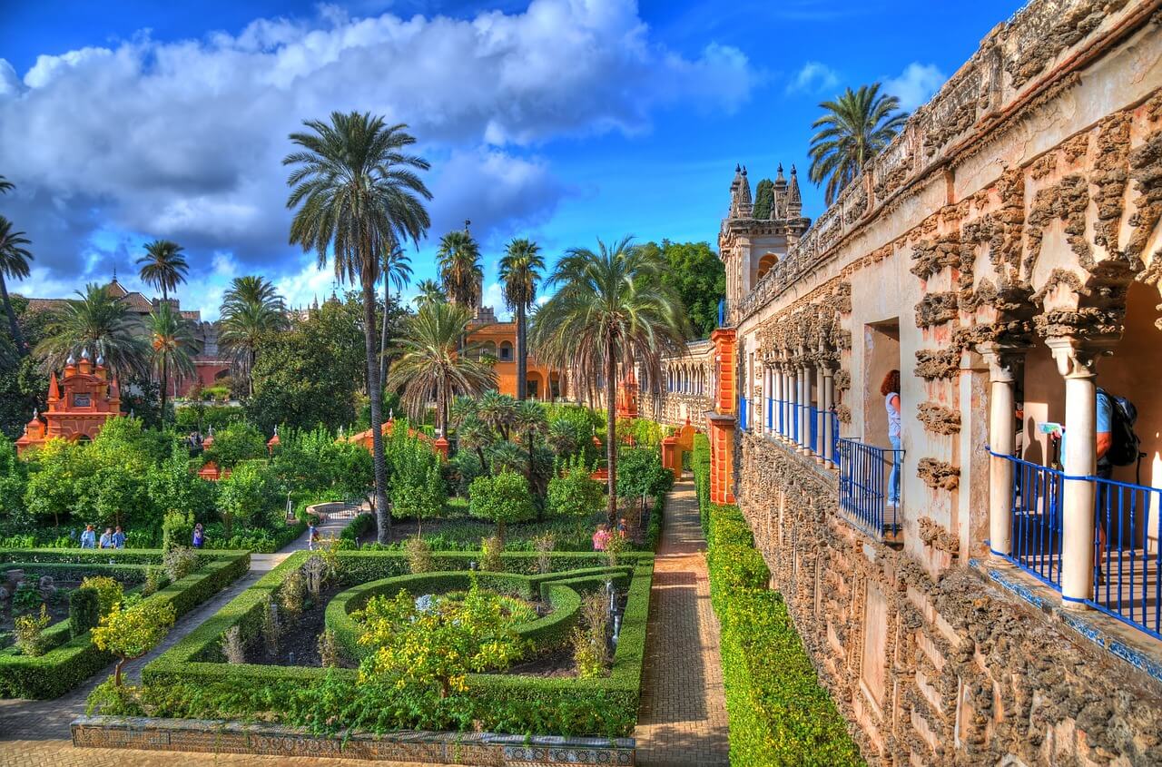 Jardin du palais fortifié L'Alcazar de Séville 