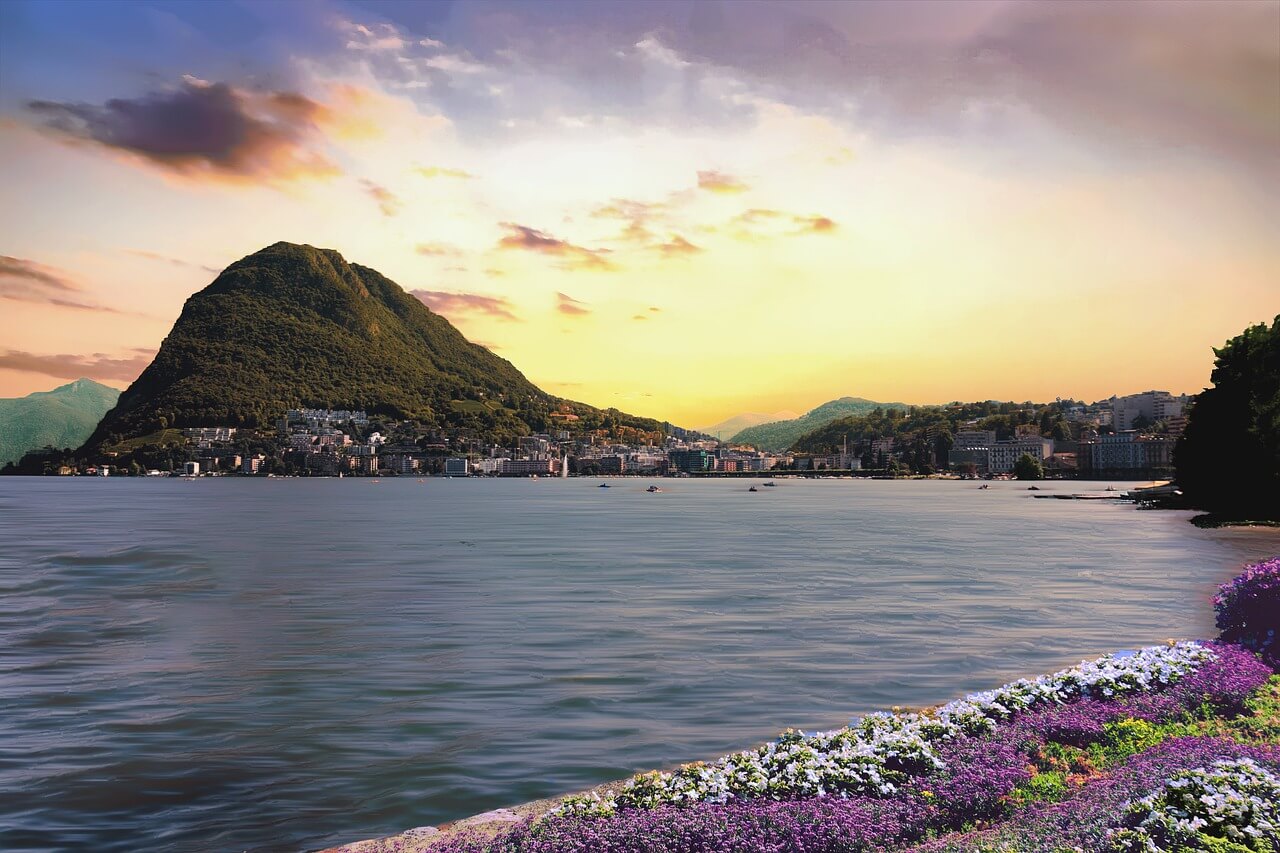 Rive du Lago Ceresio avec vue sur Lugano