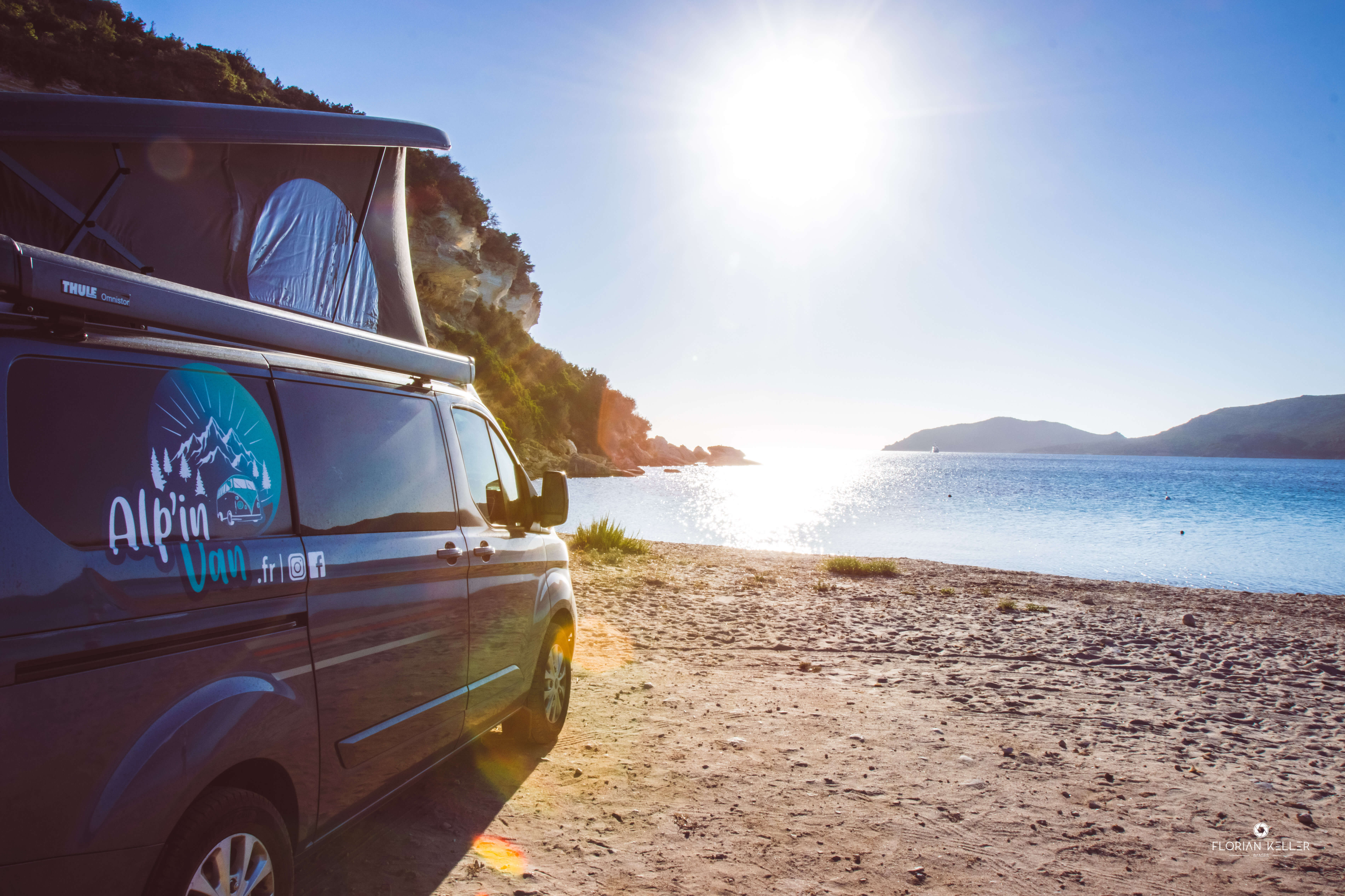 Van aménagé sur la plage
